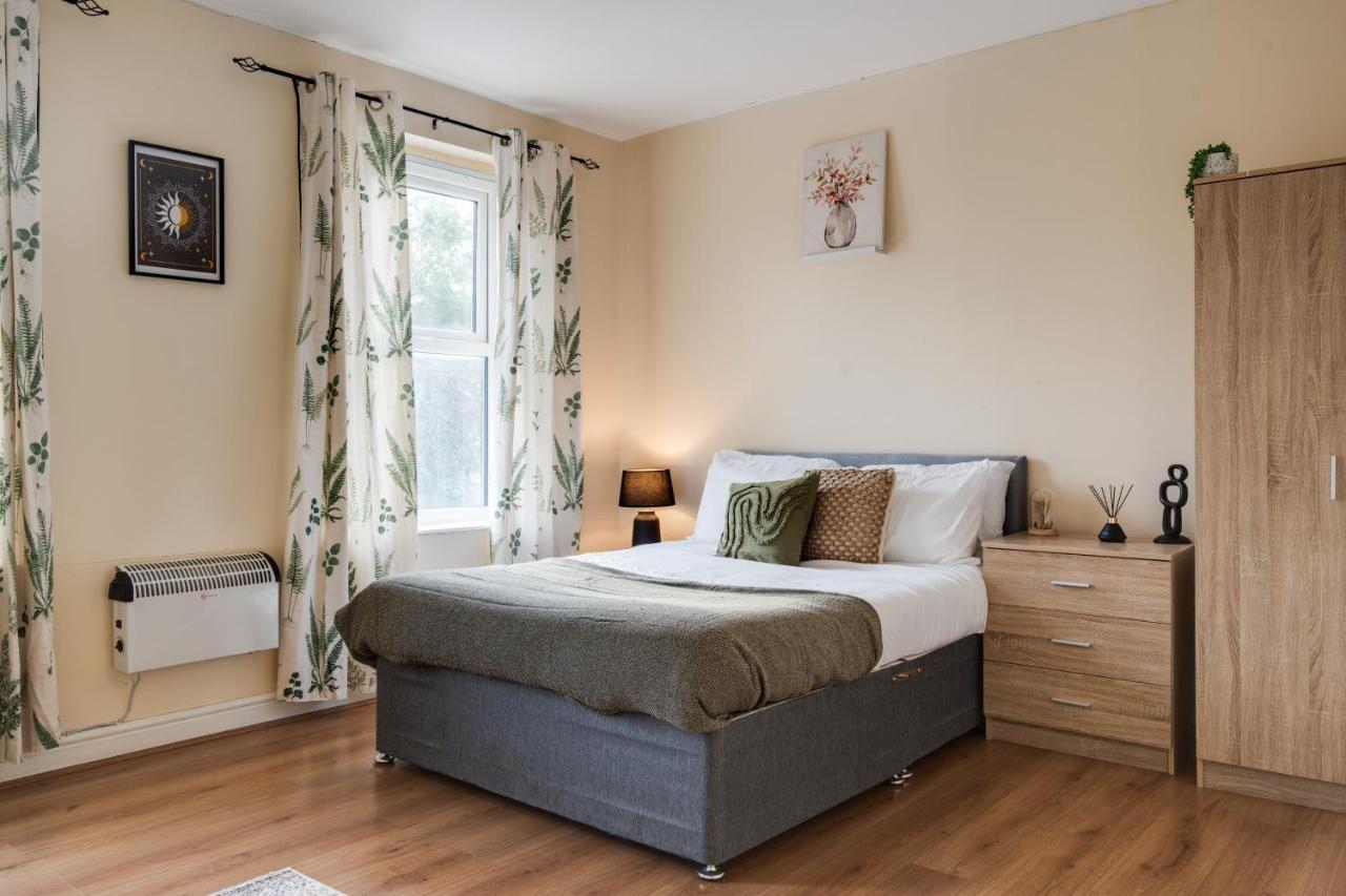 Huge 5bdrm Ensuite In Monthly Discounts Bu Hinkley Homes Short Lets & Serviced Accomodation Apartment Liverpool