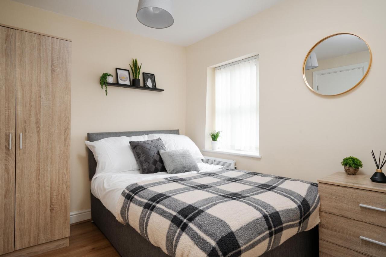Huge 5bdrm Ensuite In Monthly Discounts Bu Hinkley Homes Short Lets & Serviced Accomodation Apartment Liverpool