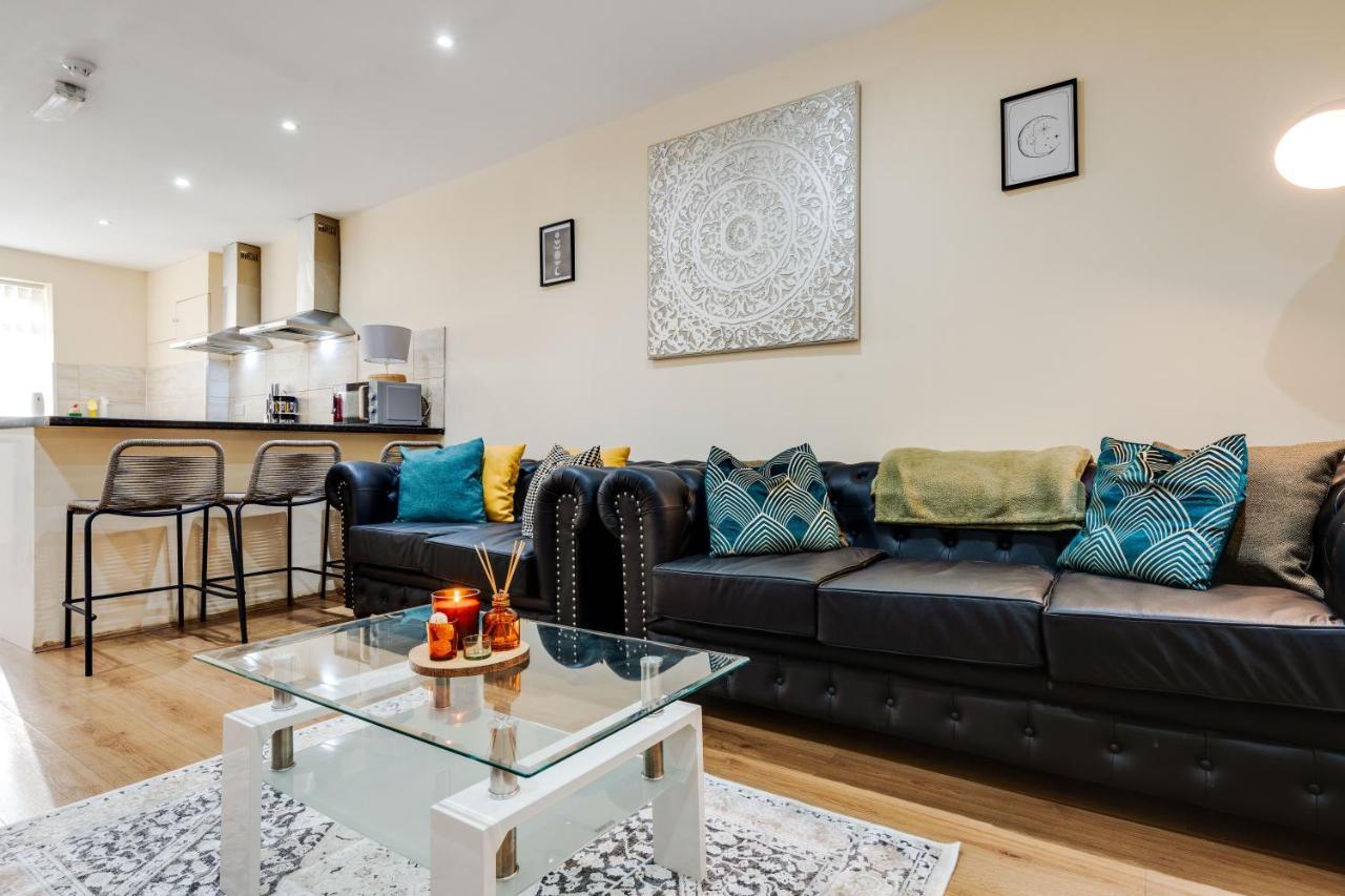 Apartment Huge 5bdrm Ensuite In Monthly Discounts Bu Hinkley Homes Short Lets & Serviced Accomodation *