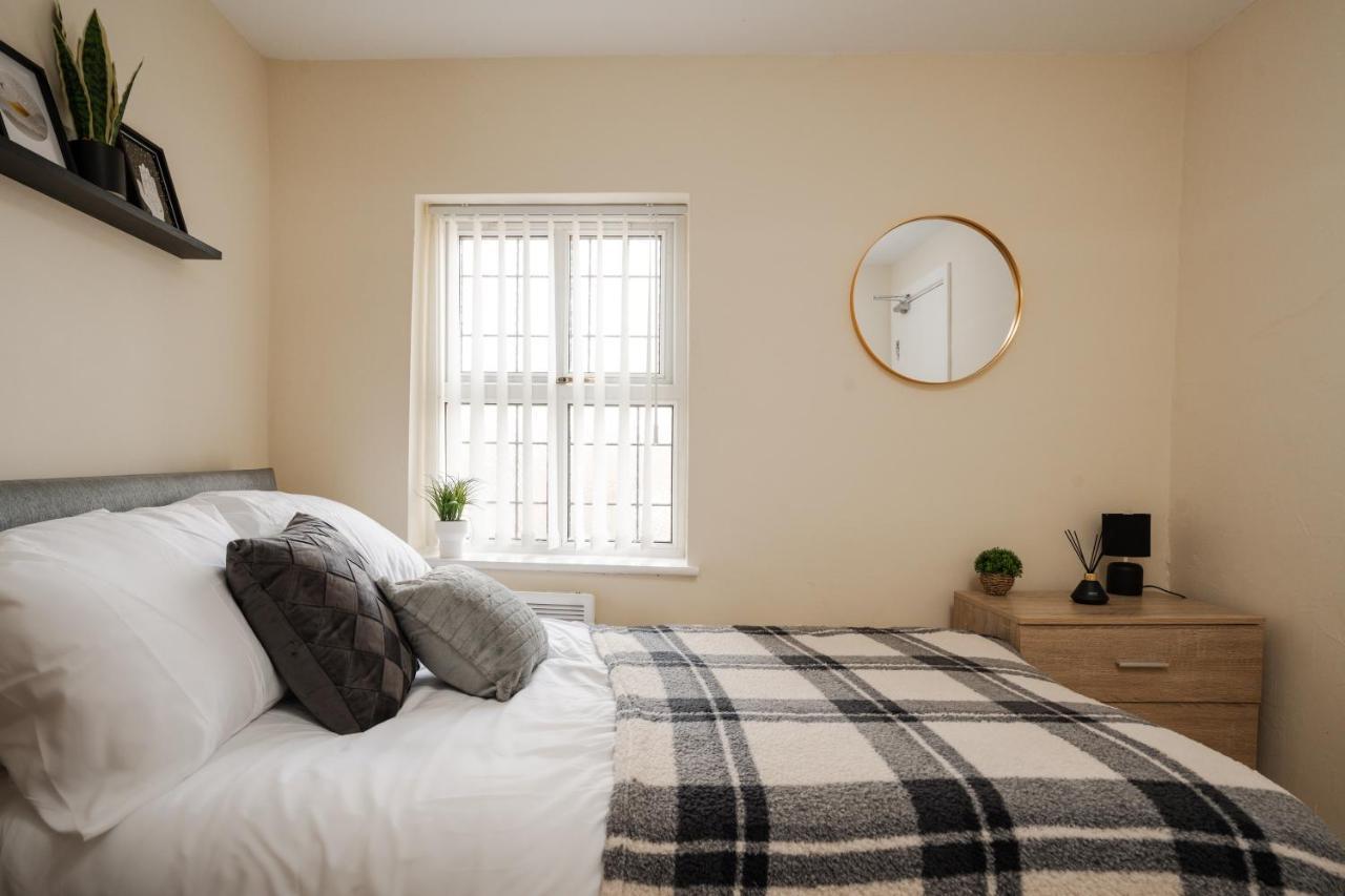 Huge 5bdrm Ensuite In Monthly Discounts Bu Hinkley Homes Short Lets & Serviced Accomodation Apartment