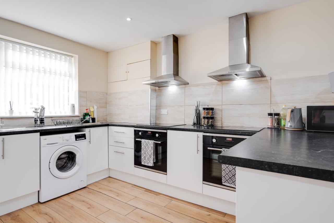 Huge 5bdrm Ensuite In Monthly Discounts Bu Hinkley Homes Short Lets & Serviced Accomodation Liverpool