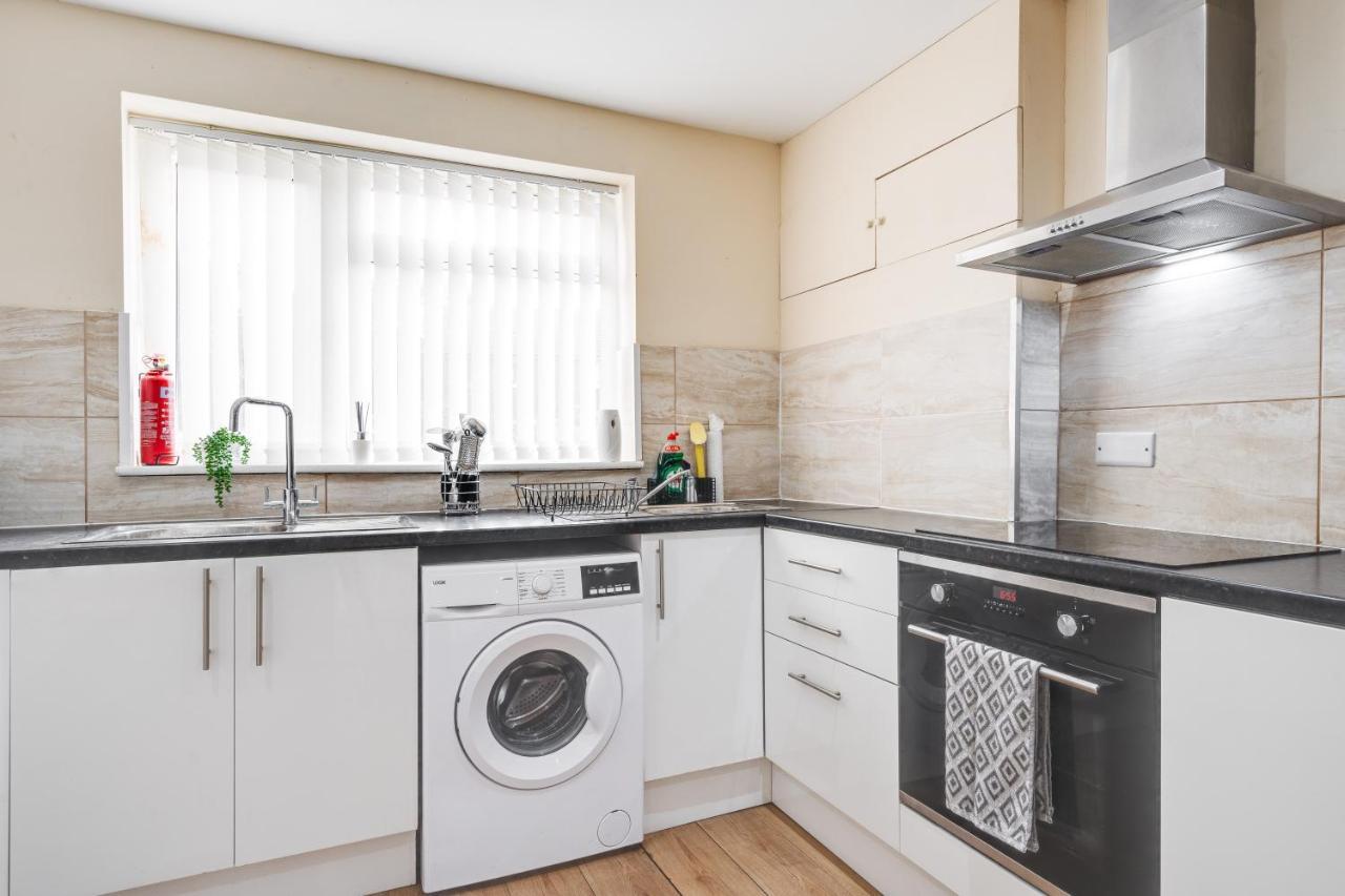 Huge 5bdrm Ensuite In Monthly Discounts Bu Hinkley Homes Short Lets & Serviced Accomodation Apartment *