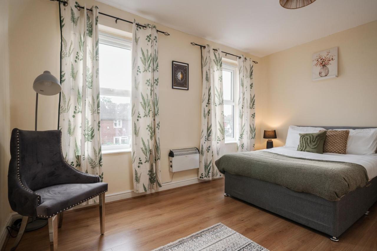 Huge 5bdrm Ensuite In Monthly Discounts Bu Hinkley Homes Short Lets & Serviced Accomodation Apartment Liverpool