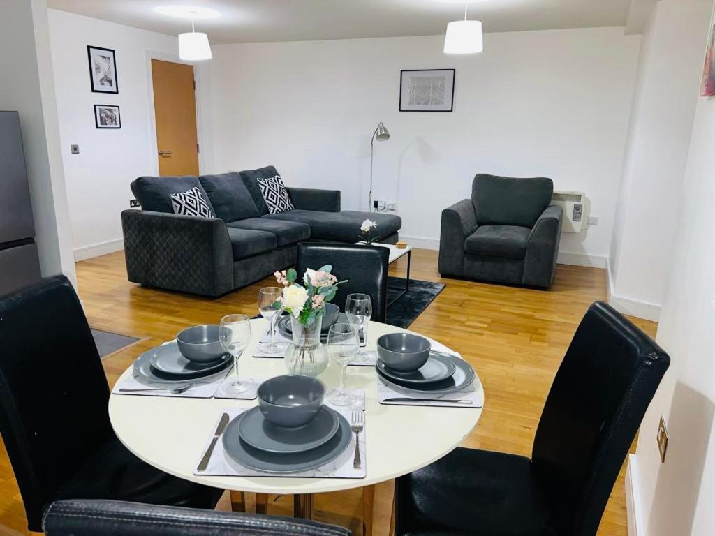 2 Bedroom City Centre Getaway - Duke Street Apartment *