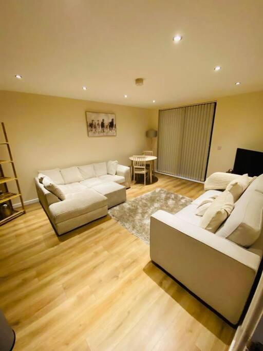 Centre Modern Fits 6 People Apartment Liverpool