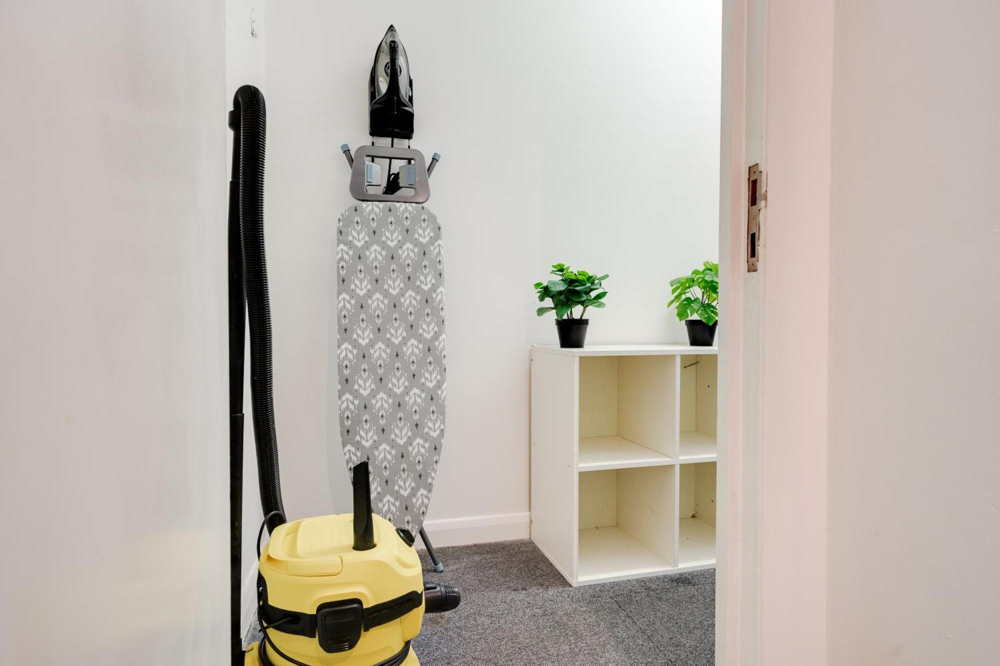 Large - Free Nearby Parking Apartment