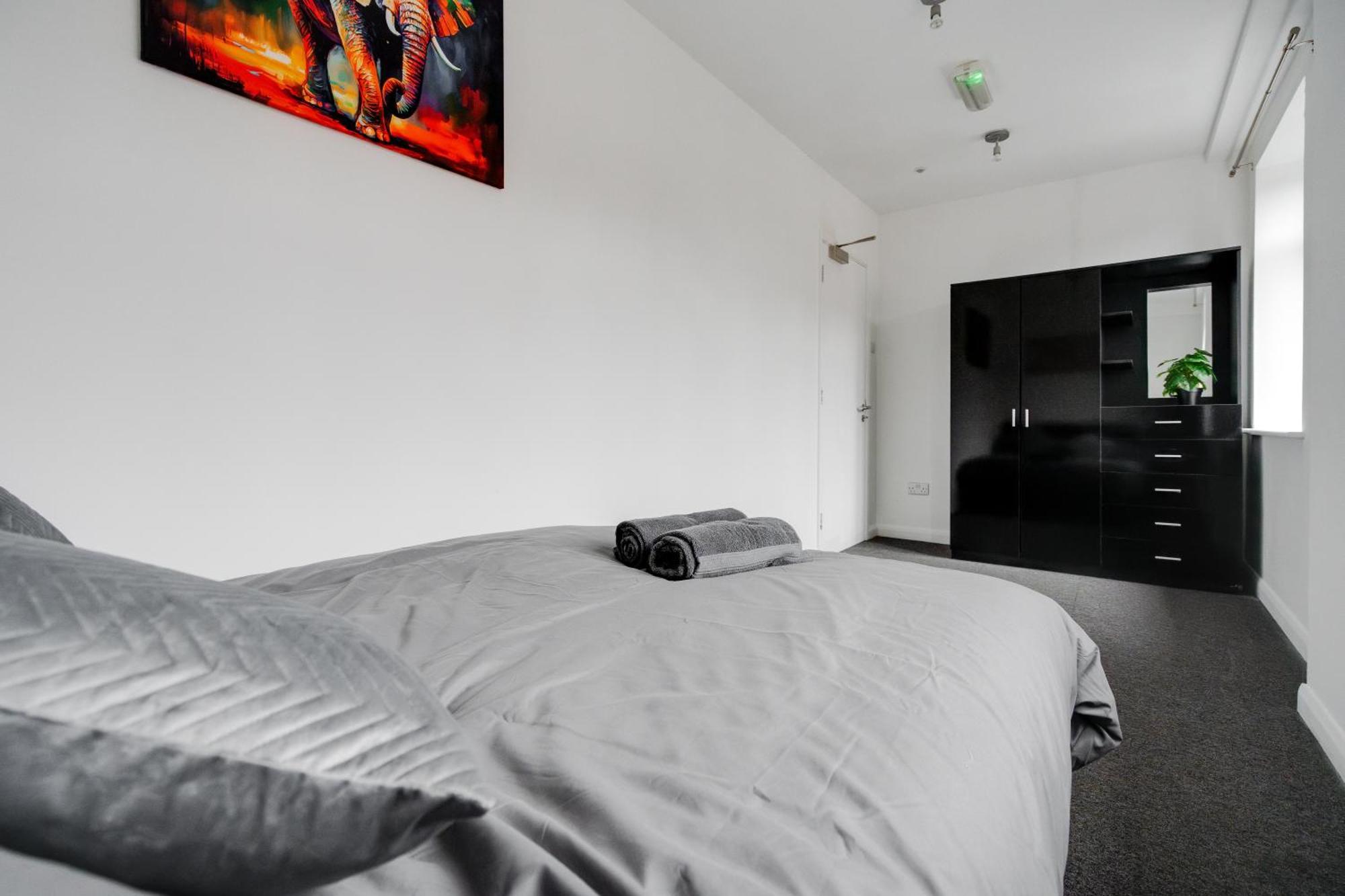 Large - Free Nearby Parking Apartment Liverpool