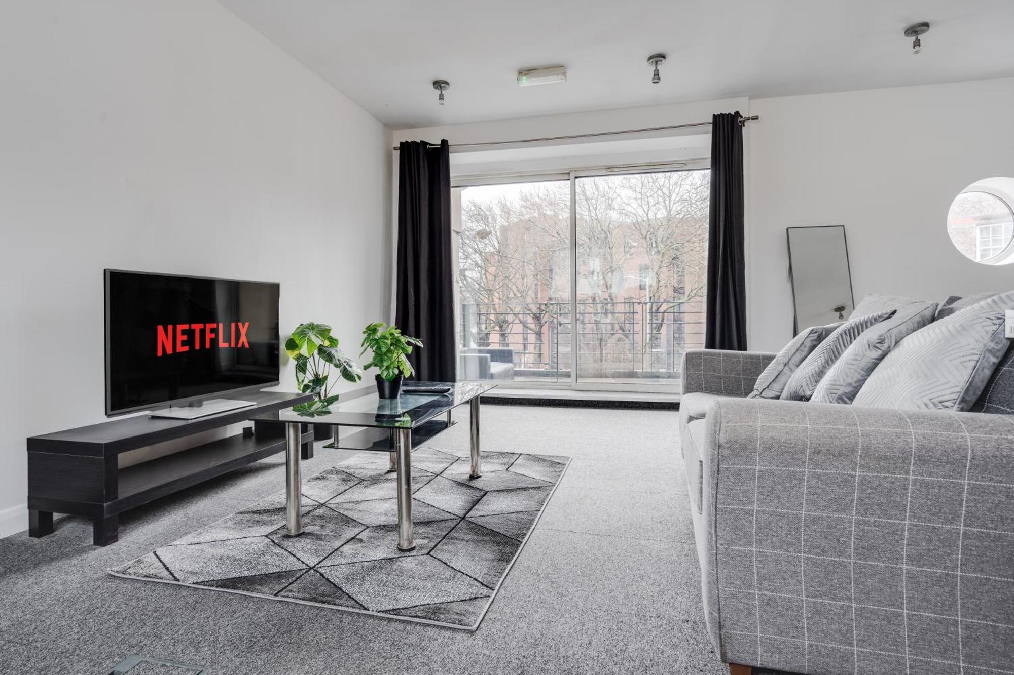 Large - Free Nearby Parking Apartment Liverpool