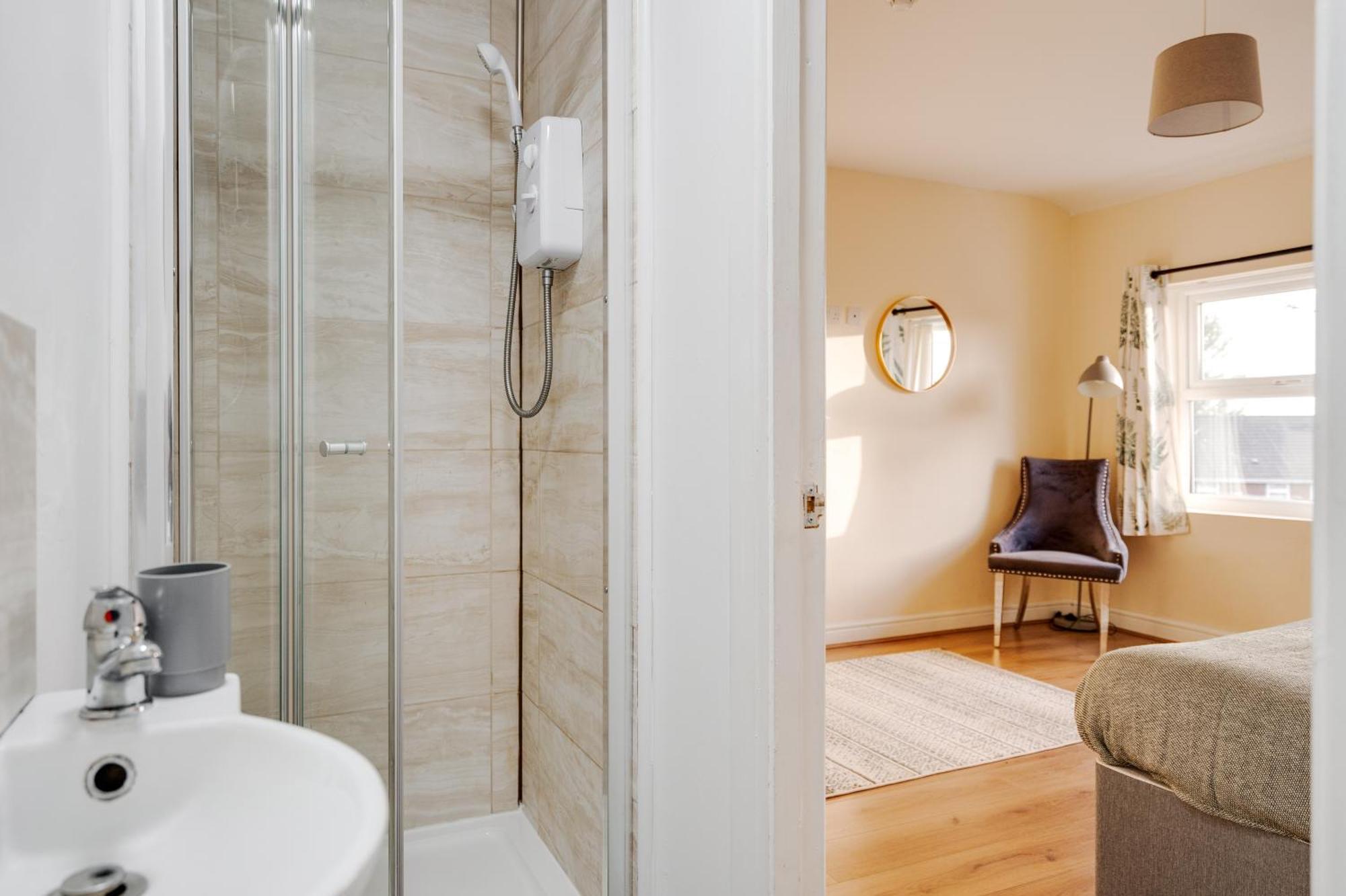 Huge 5bdrm Ensuite In Monthly Discounts Bu Hinkley Homes Short Lets & Serviced Accomodation