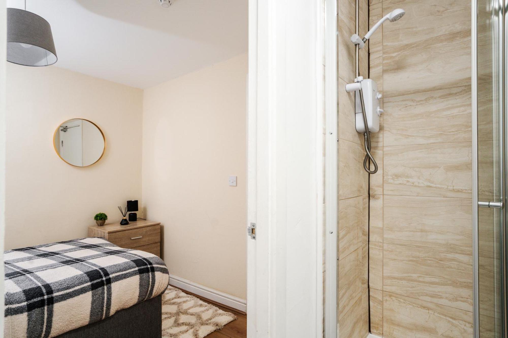 Huge 5bdrm Ensuite In Monthly Discounts Bu Hinkley Homes Short Lets & Serviced Accomodation Apartment Liverpool