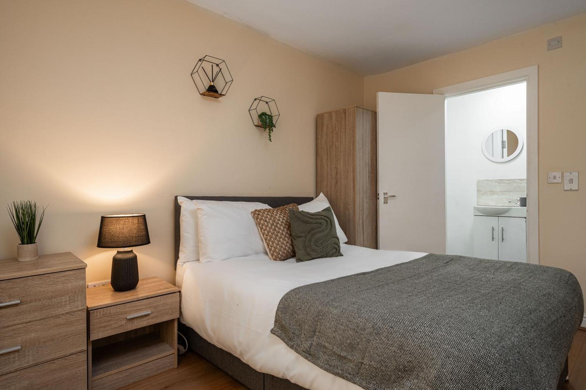 Huge 5bdrm Ensuite In Monthly Discounts Bu Hinkley Homes Short Lets & Serviced Accomodation