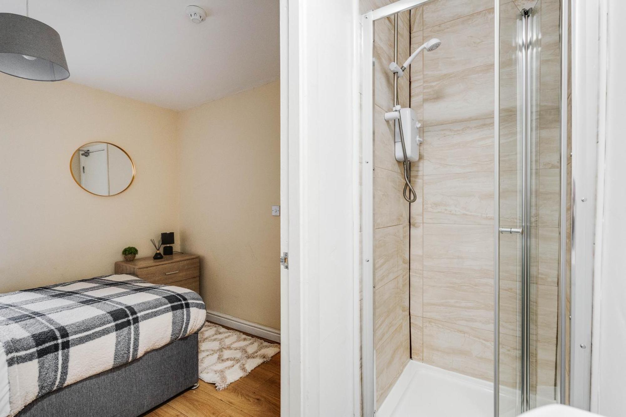 Apartment Huge 5bdrm Ensuite In Monthly Discounts Bu Hinkley Homes Short Lets & Serviced Accomodation Liverpool
