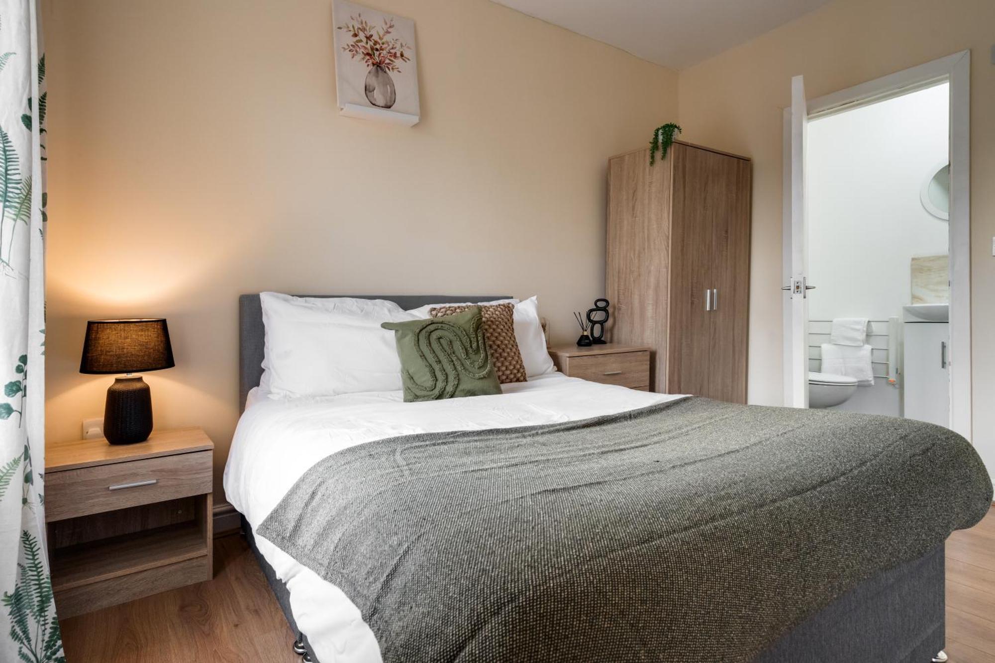 Huge 5bdrm Ensuite In Monthly Discounts Bu Hinkley Homes Short Lets & Serviced Accomodation Apartment