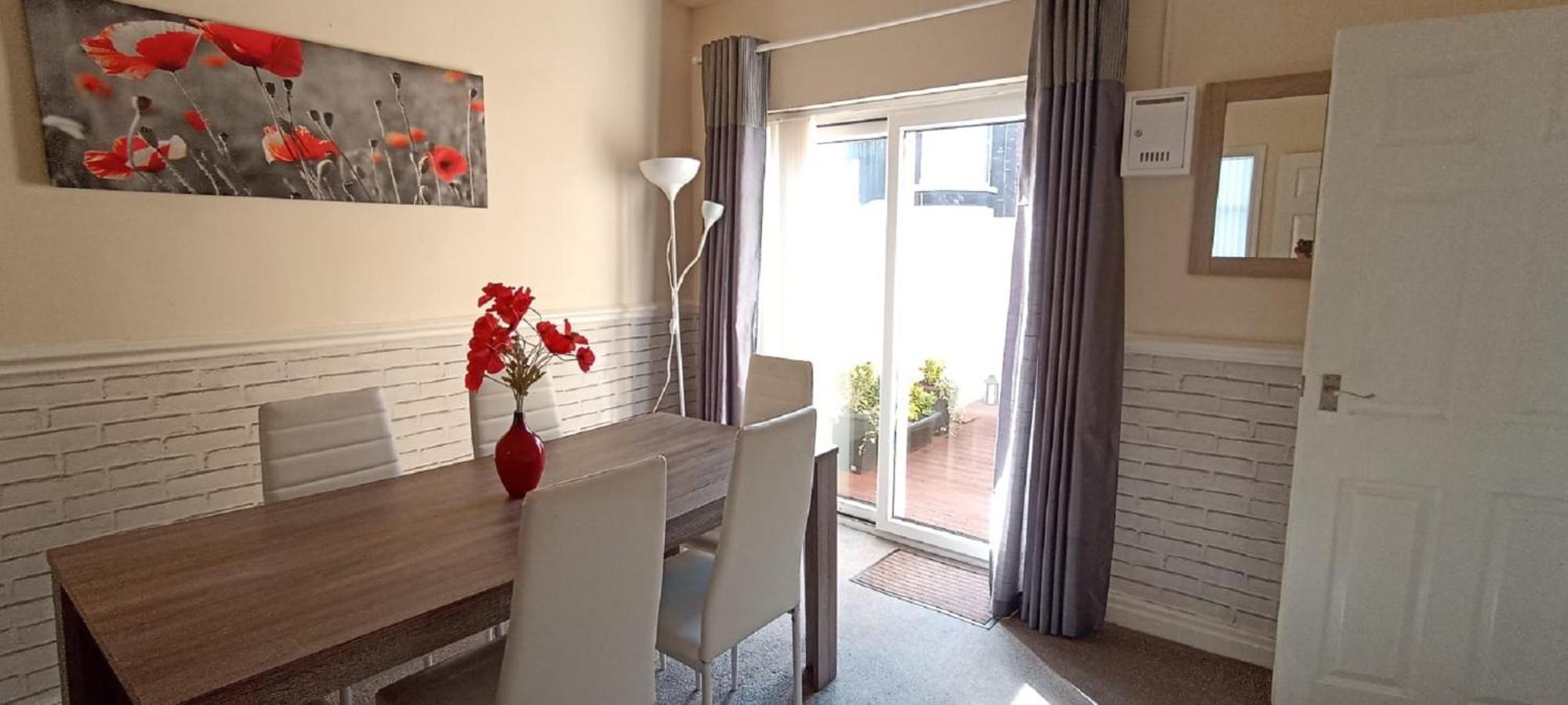 From Near Lfc, Efc & Train Station Apartment *