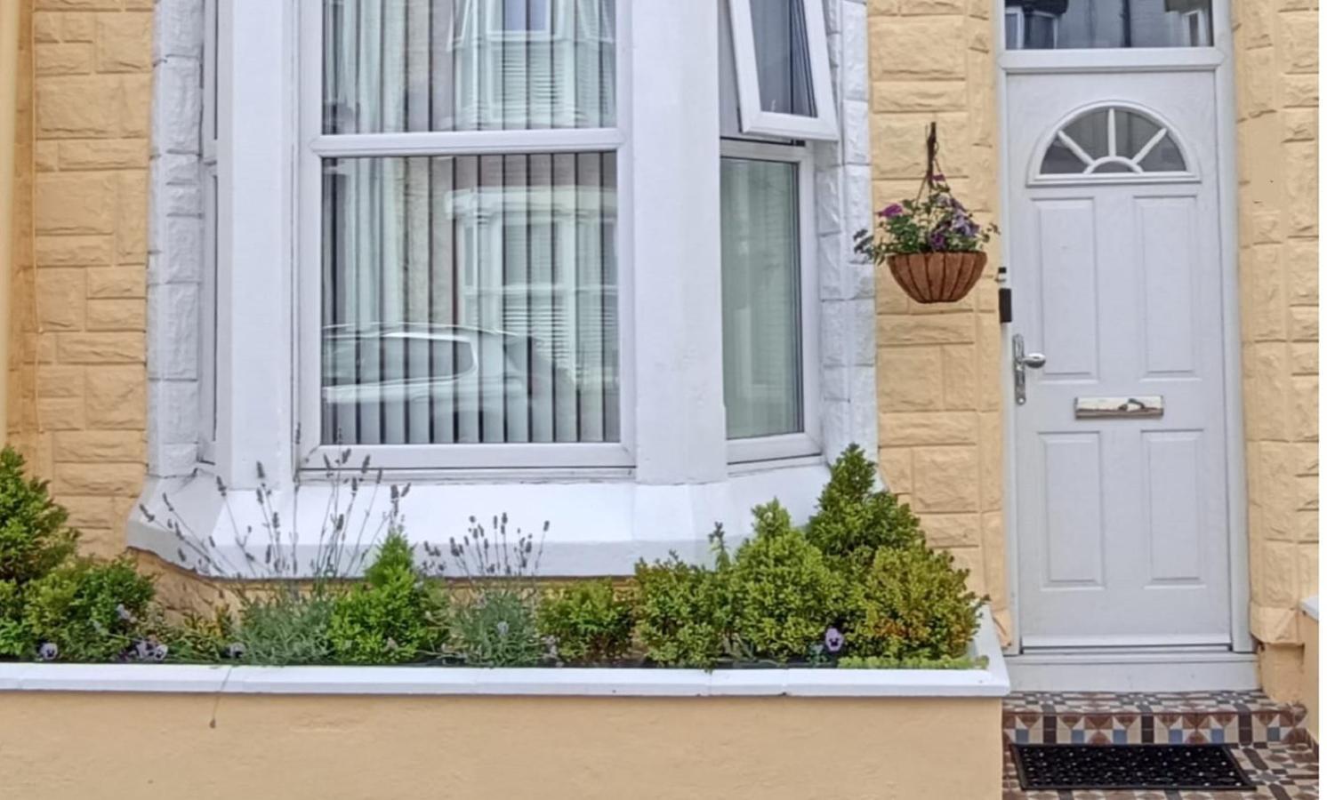 From Near Lfc, Efc & Train Station Apartment *