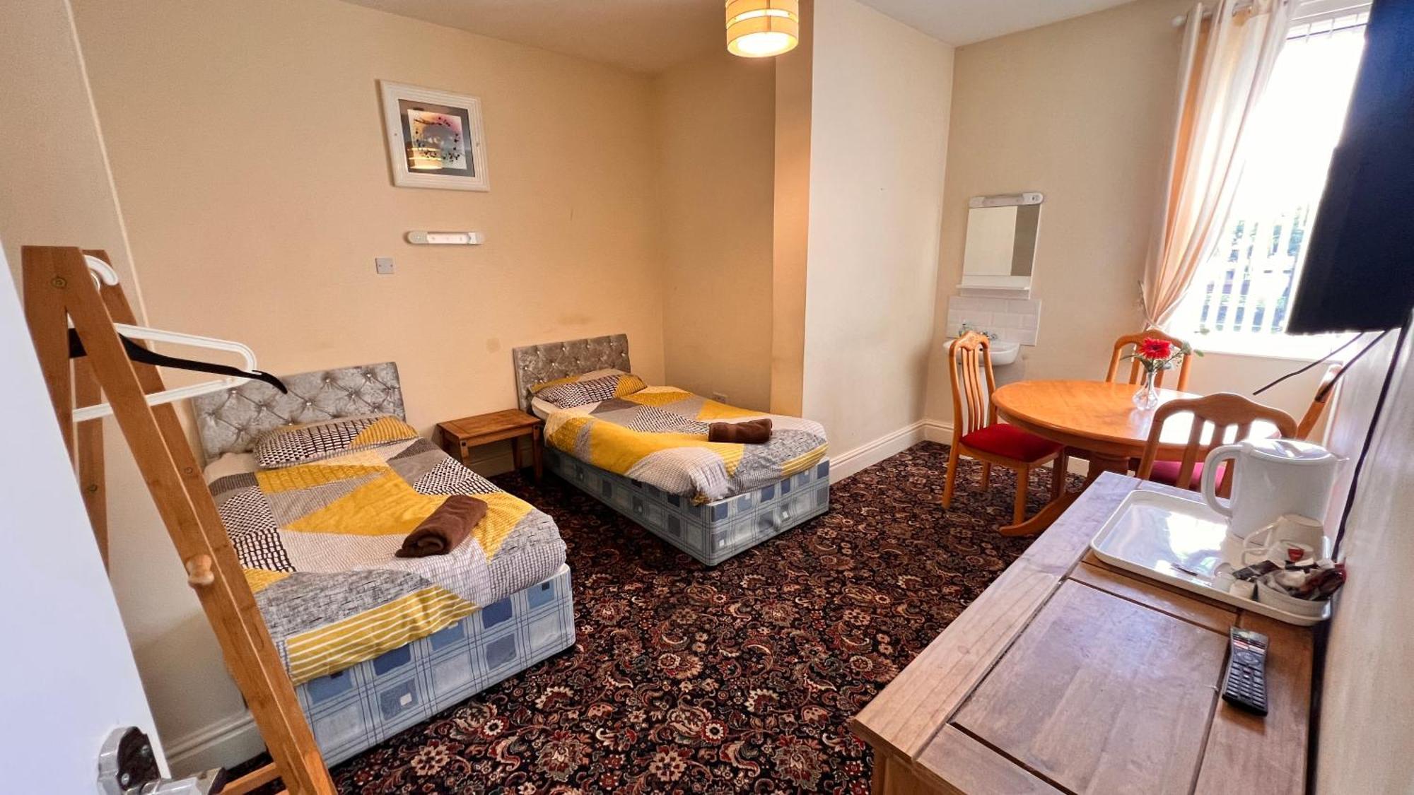 Castle 86-88 Sheil Rd L6 3af Guest house 3*