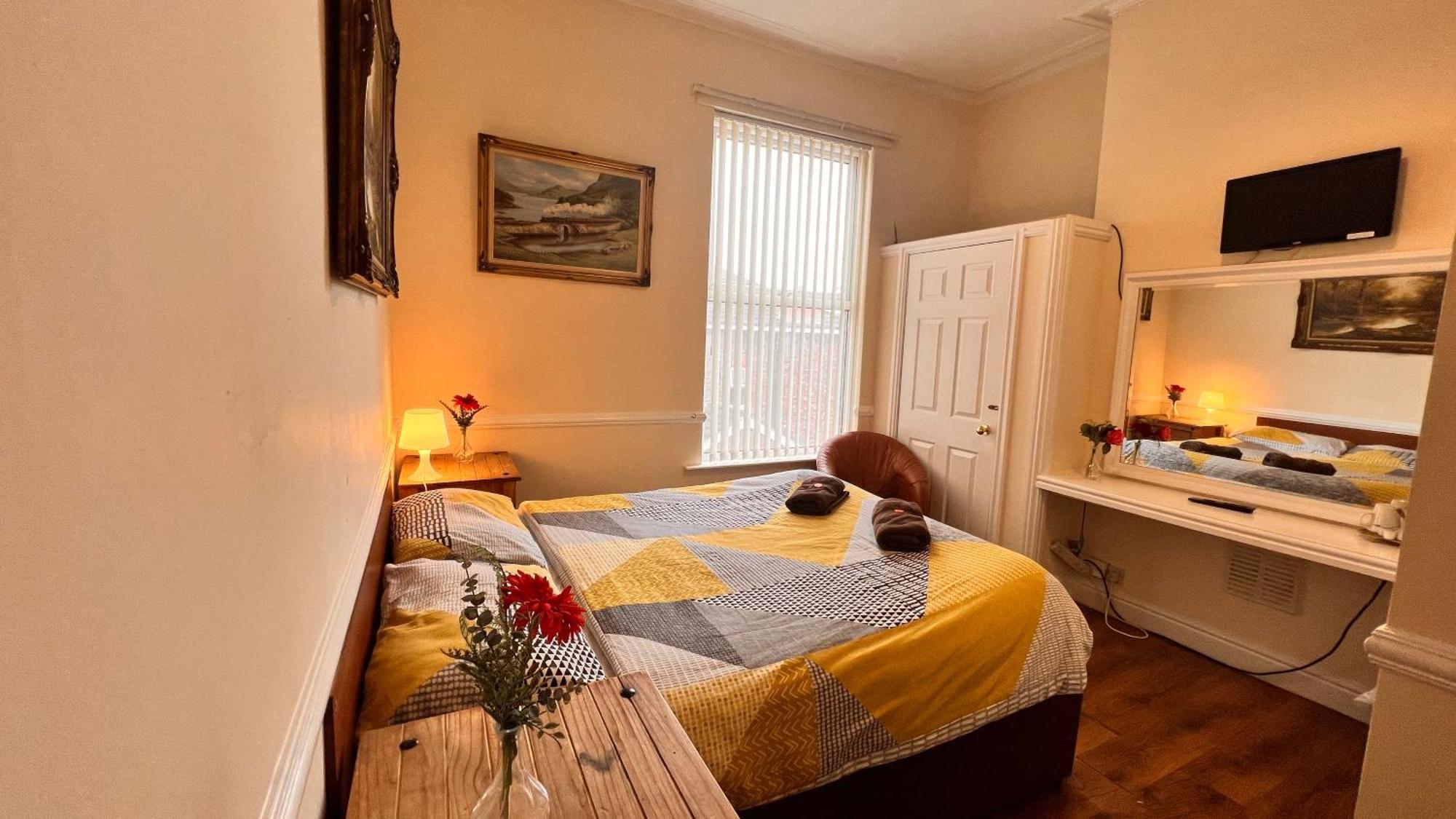 Castle 86-88 Sheil Rd L6 3af Guest house