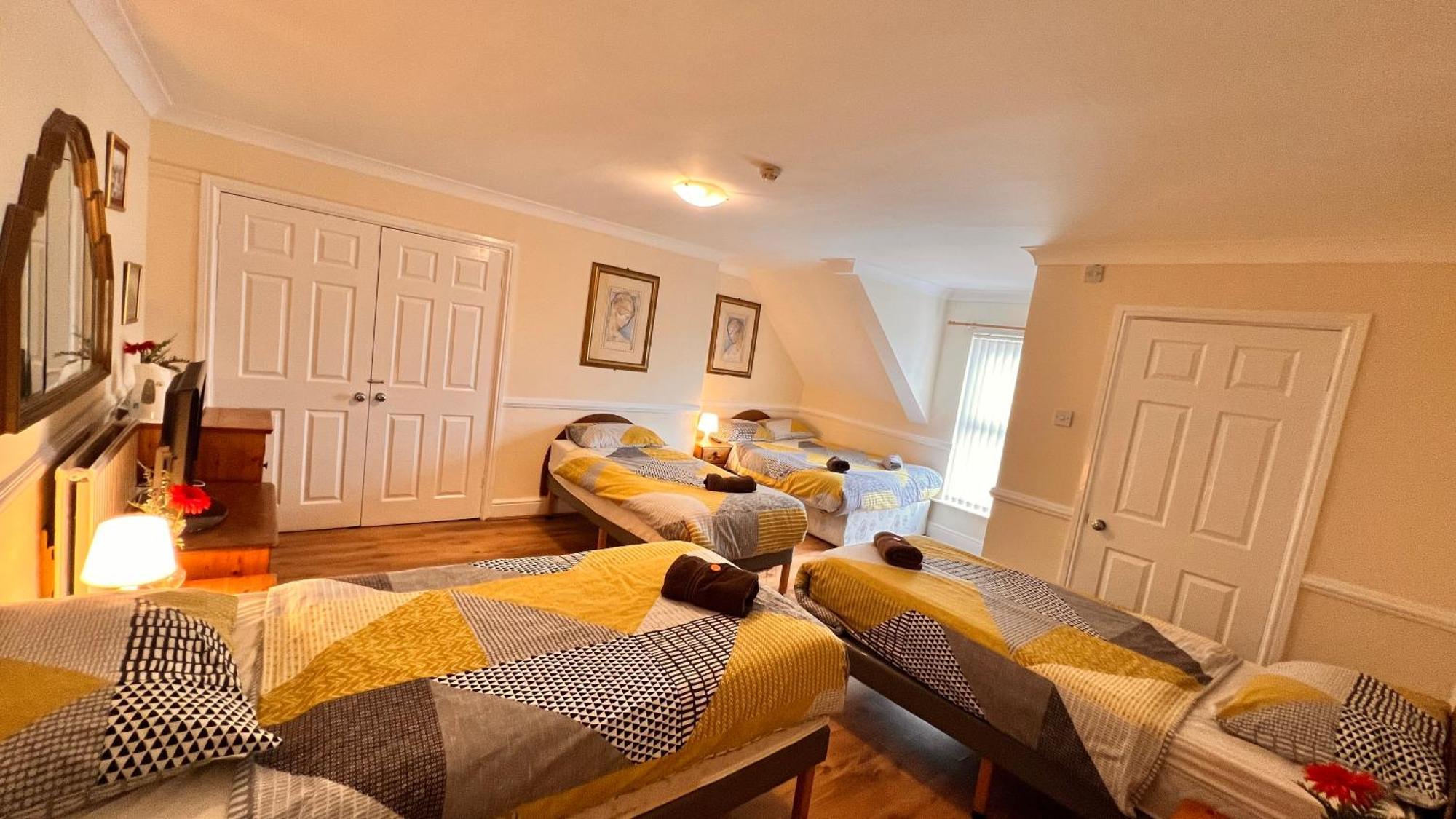 Castle 86-88 Sheil Rd L6 3af Guest house 3*