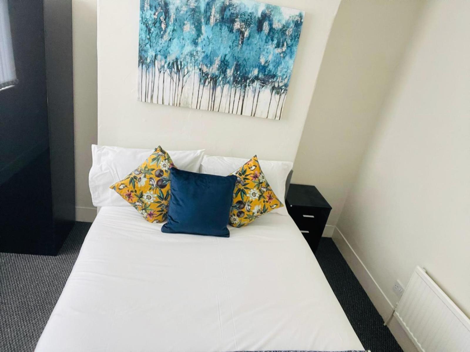 Benedict Place, With Free Parking Apartment *