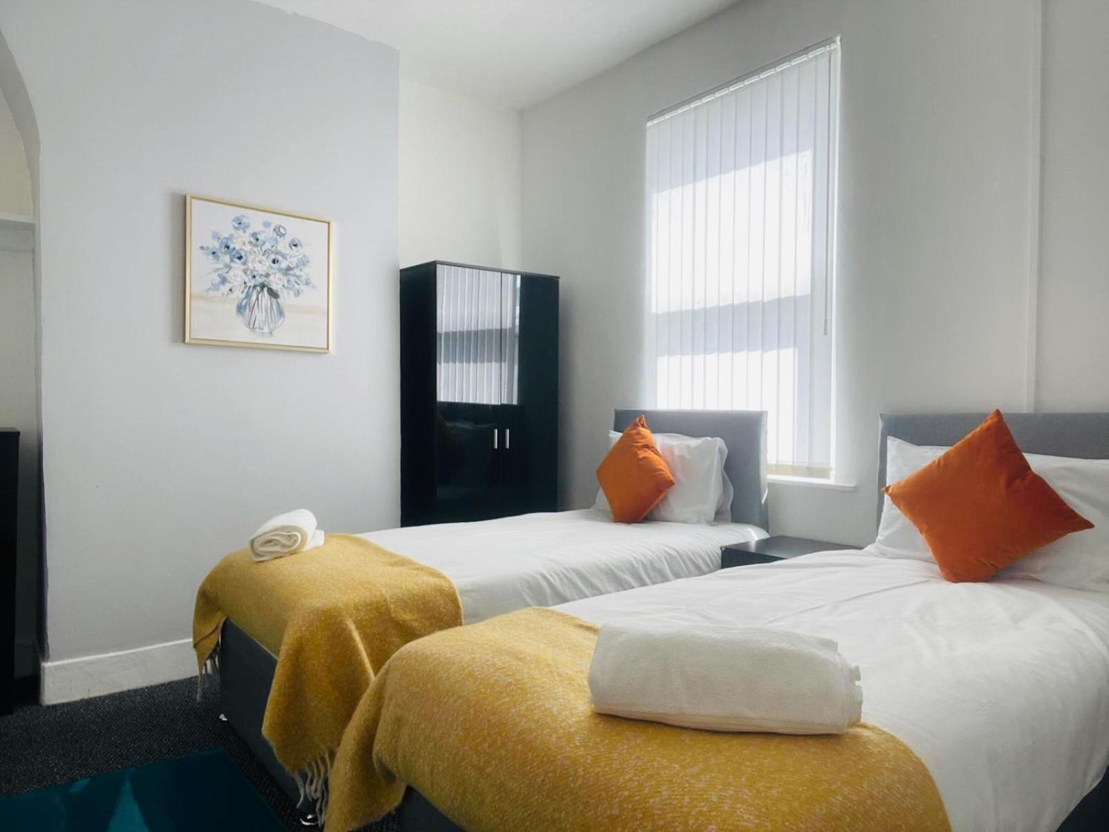 Benedict Place, With Free Parking Apartment