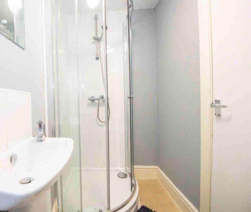 Homey 4 Bedroom/ 4 Bathroom House + Parking *