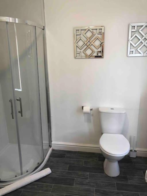 Homey 4 Bedroom/ 4 Bathroom House + Parking Liverpool
