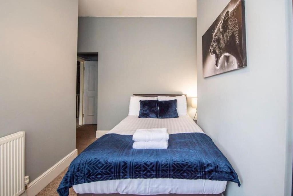 Homey 4 Bedroom/ 4 Bathroom House + Parking *