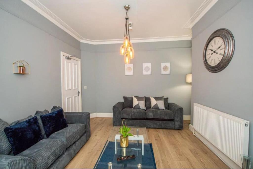 Homey 4 Bedroom/ 4 Bathroom House + Parking Holiday home Liverpool