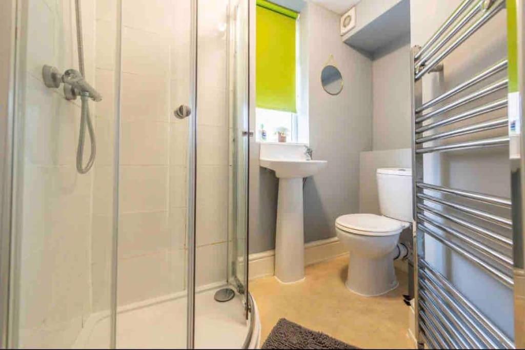Homey 4 Bedroom/ 4 Bathroom House + Parking Holiday home
