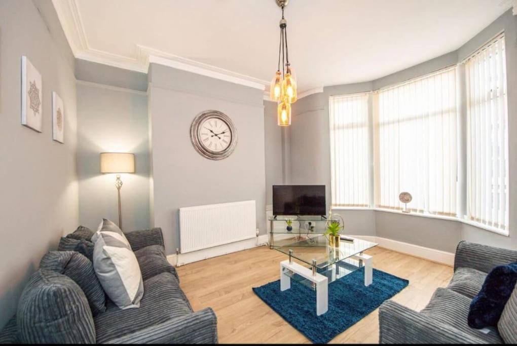 Holiday home Homey 4 Bedroom/ 4 Bathroom House + Parking *