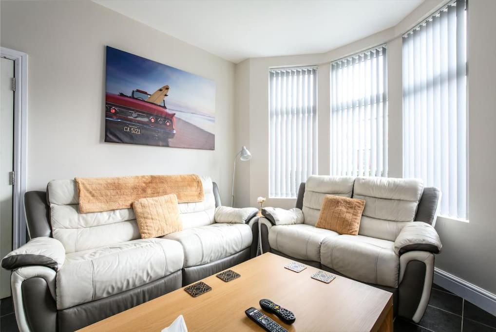 Holiday home 5 Bedroom House, Free Parking, Near Football, Sleeps 8