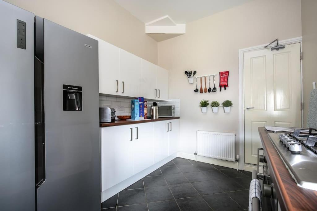 5 Bedroom House, Free Parking, Near Football, Sleeps 8 Holiday home