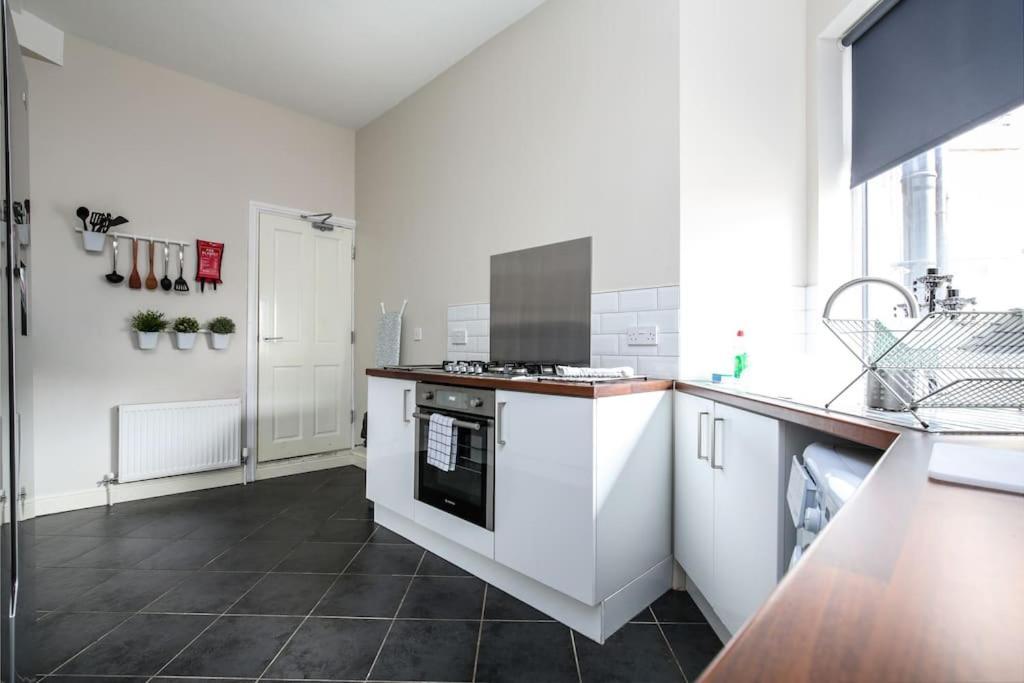 5 Bedroom House, Free Parking, Near Football, Sleeps 8 * Liverpool