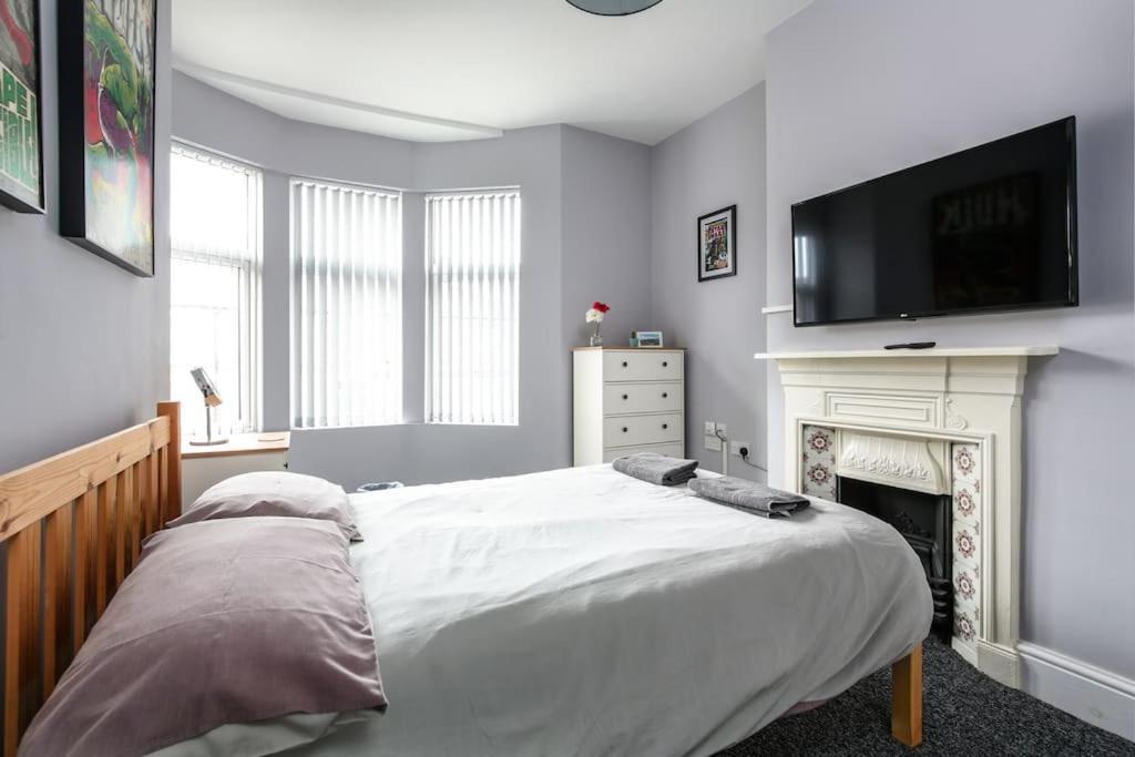 Holiday home 5 Bedroom House, Free Parking, Near Football, Sleeps 8
