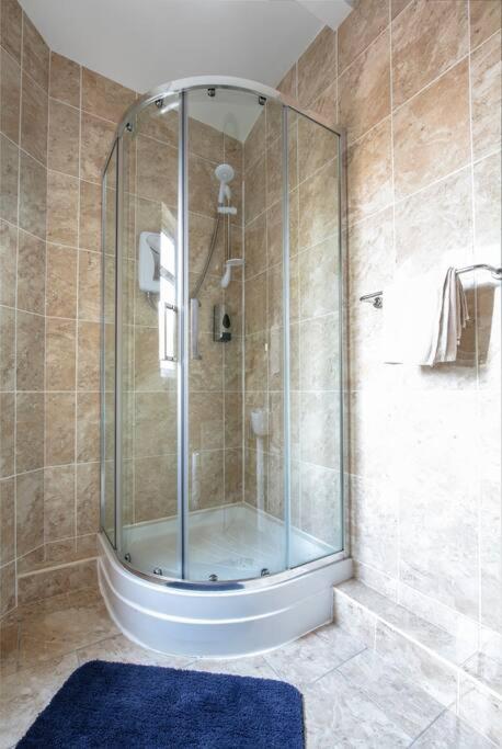 5 Bedroom House, Free Parking, Near Football, Sleeps 8