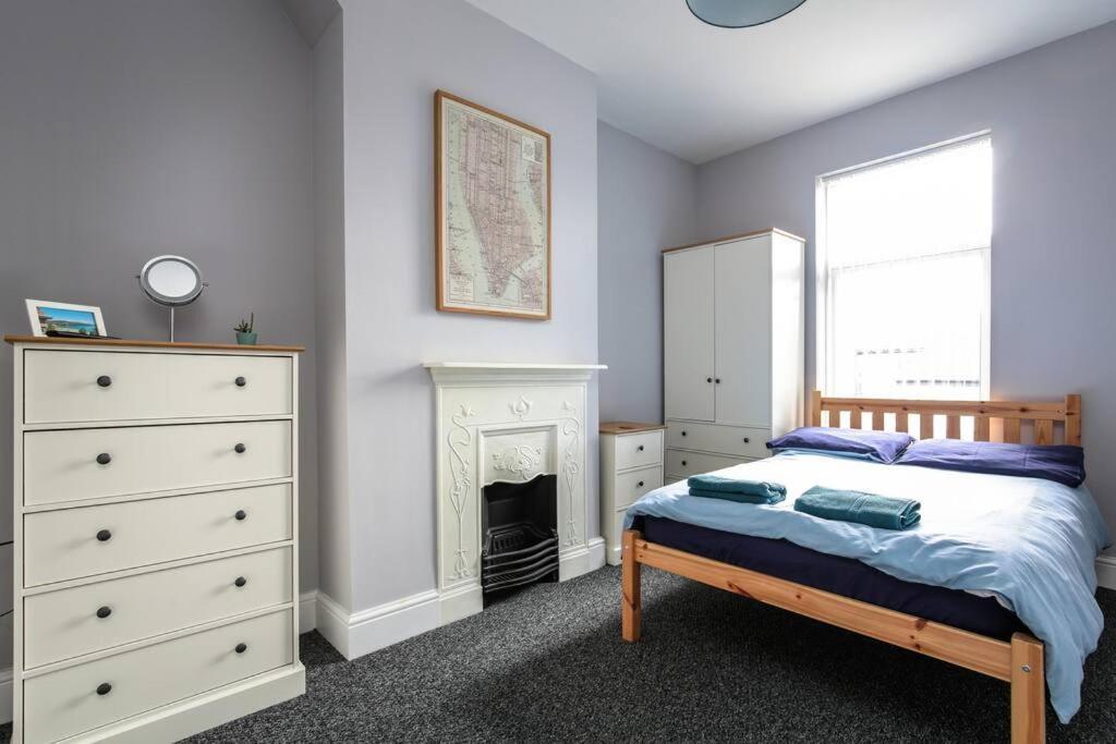 5 Bedroom House, Free Parking, Near Football, Sleeps 8 Liverpool