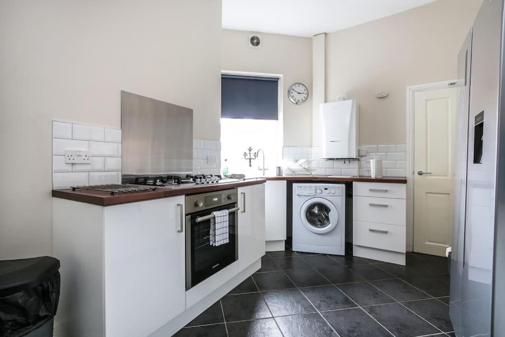 5 Bedroom House, Free Parking, Near Football, Sleeps 8 Holiday home *