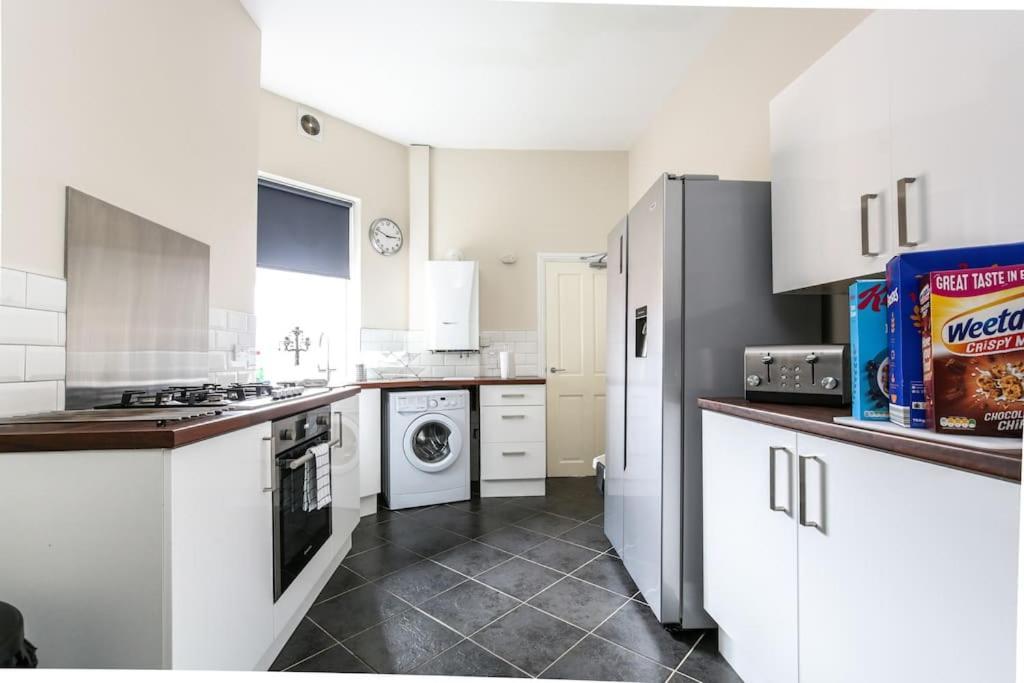 5 Bedroom House, Free Parking, Near Football, Sleeps 8 Holiday home *