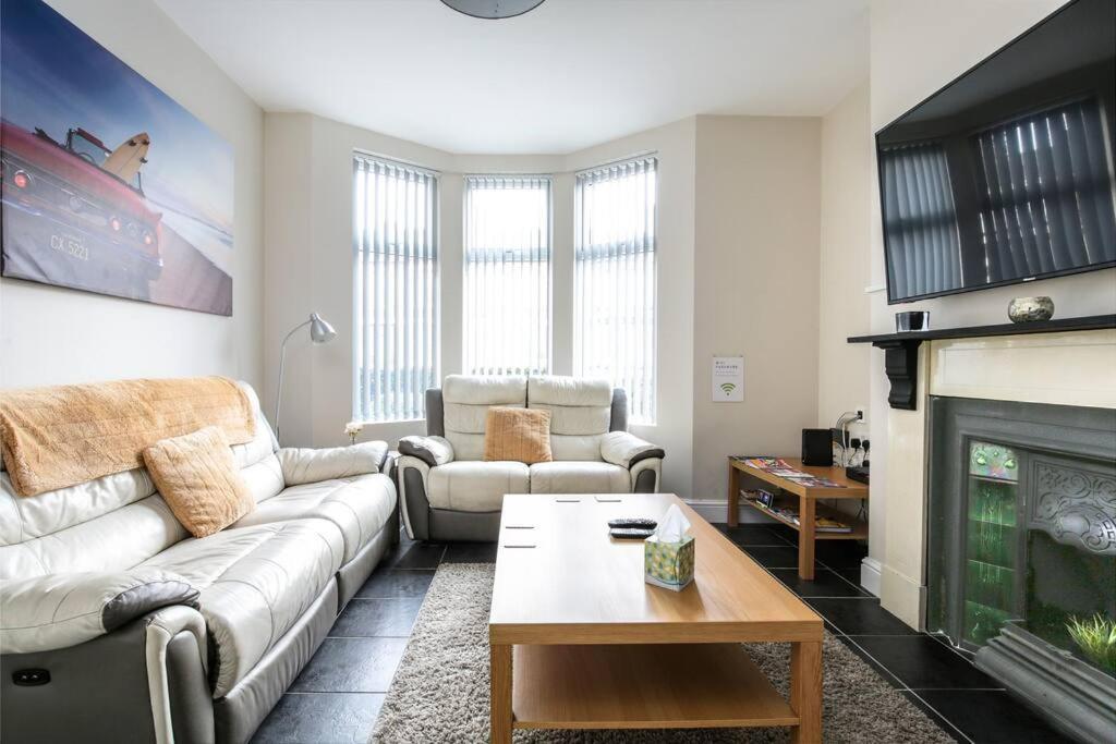 5 Bedroom House, Free Parking, Near Football, Sleeps 8 Holiday home Liverpool