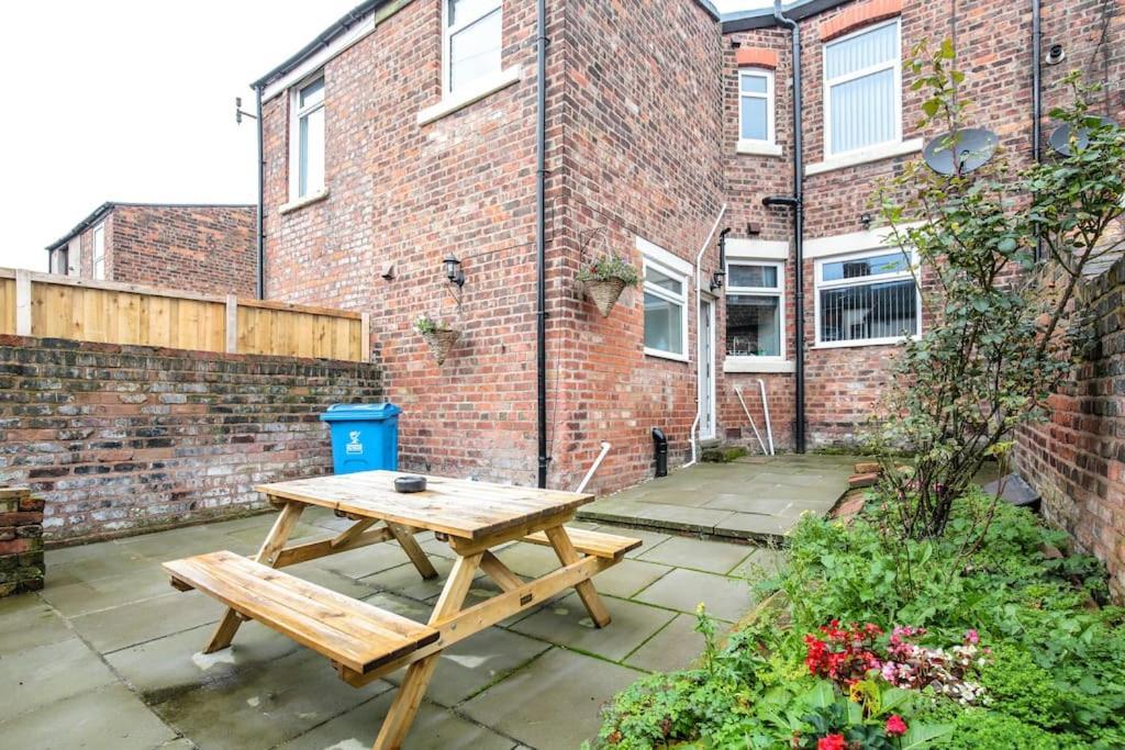 5 Bedroom House, Free Parking, Near Football, Sleeps 8 *
