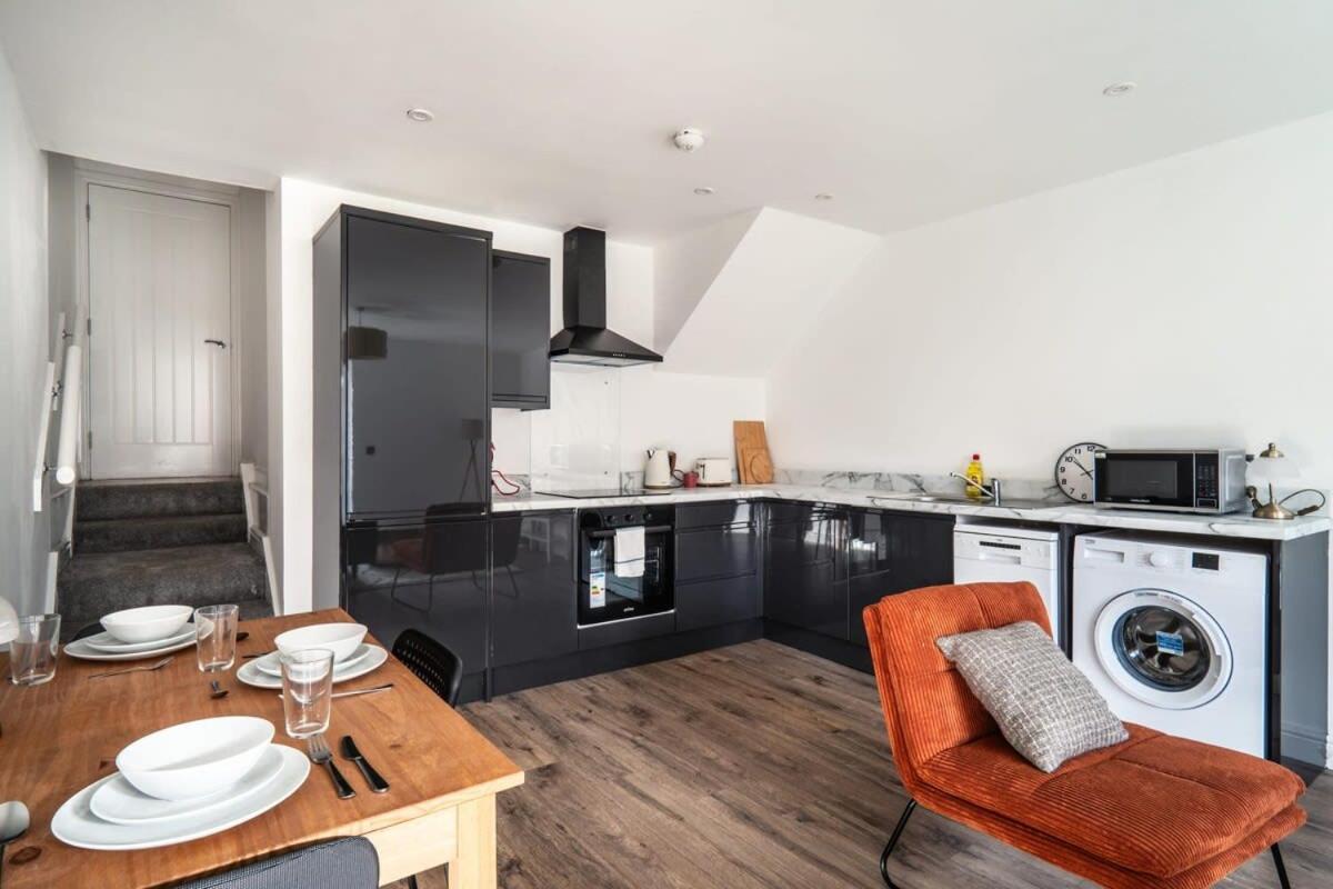 Modern 2 Bed In Waterloo Apartment