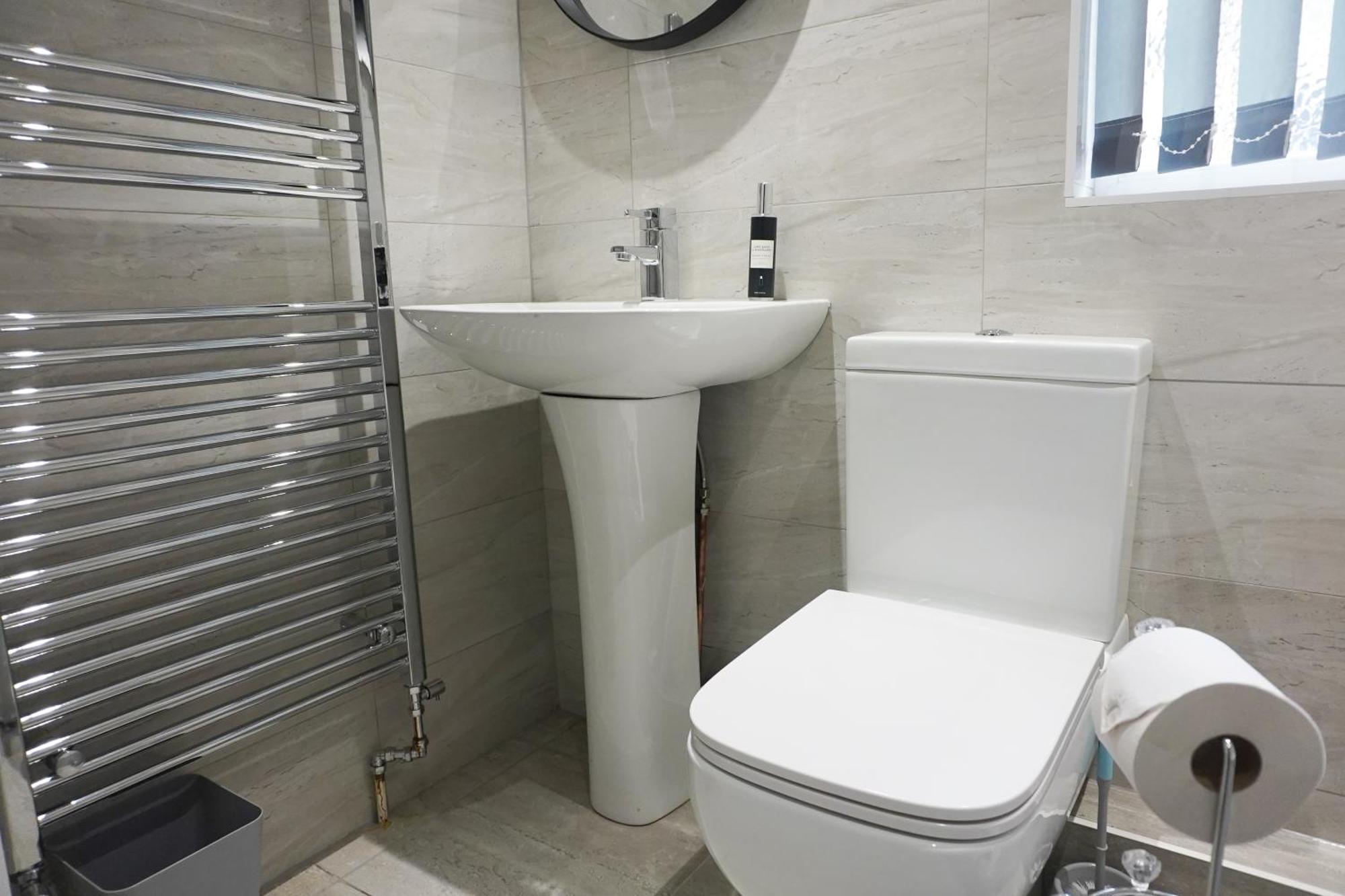 4 Bedroom, Sleeps 8, Free Parking, 5 Mins From Lfc, 15 Mins Centre