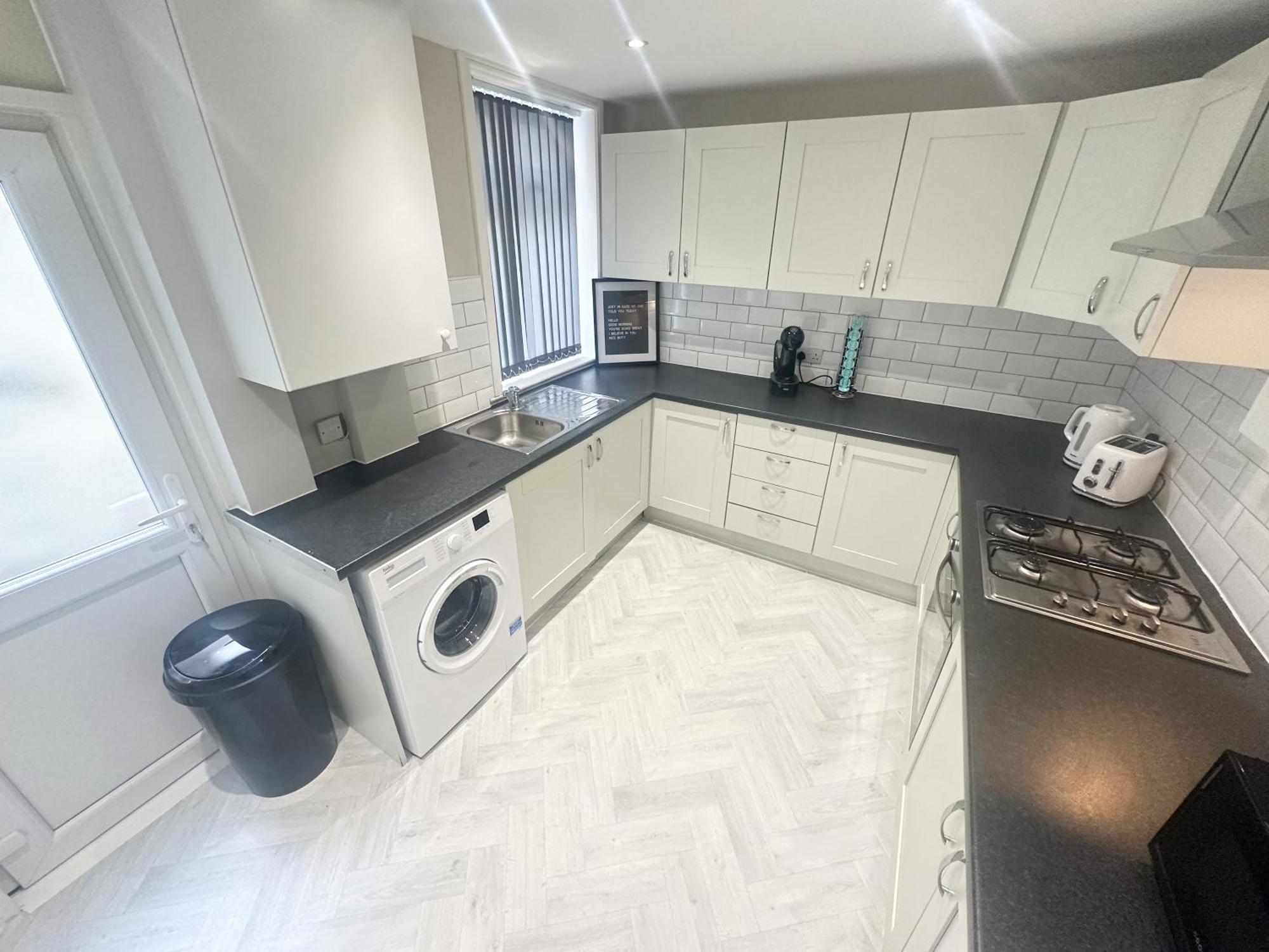 4 Bedroom, Sleeps 8, Free Parking, 5 Mins From Lfc, 15 Mins Centre Holiday home *