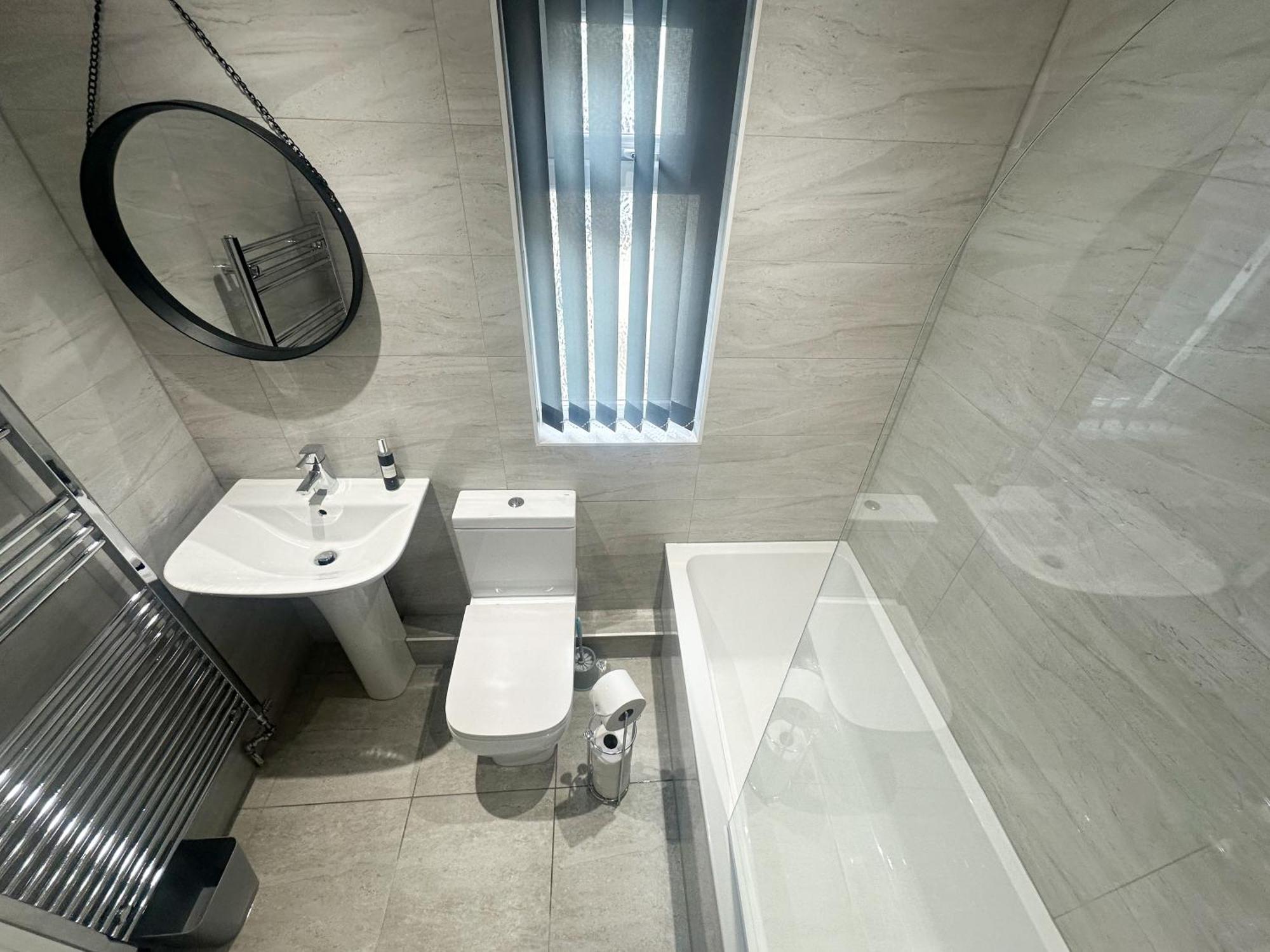 Holiday home 4 Bedroom, Sleeps 8, Free Parking, 5 Mins From Lfc, 15 Mins Centre Liverpool