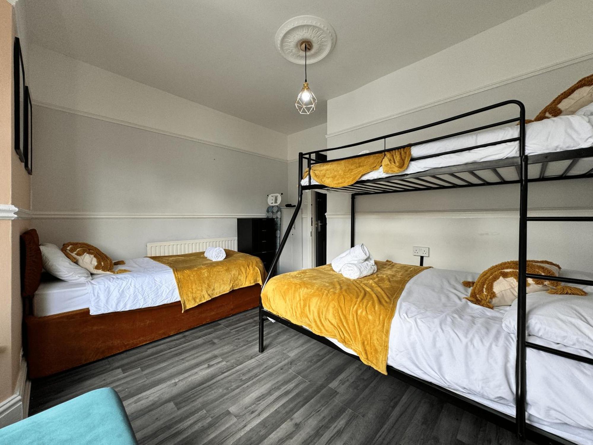 4 Bedroom Anfield House, 7 Beds, Free Parking, Garden - 5 Mins To Lfc, 15 Mins To Centre *
