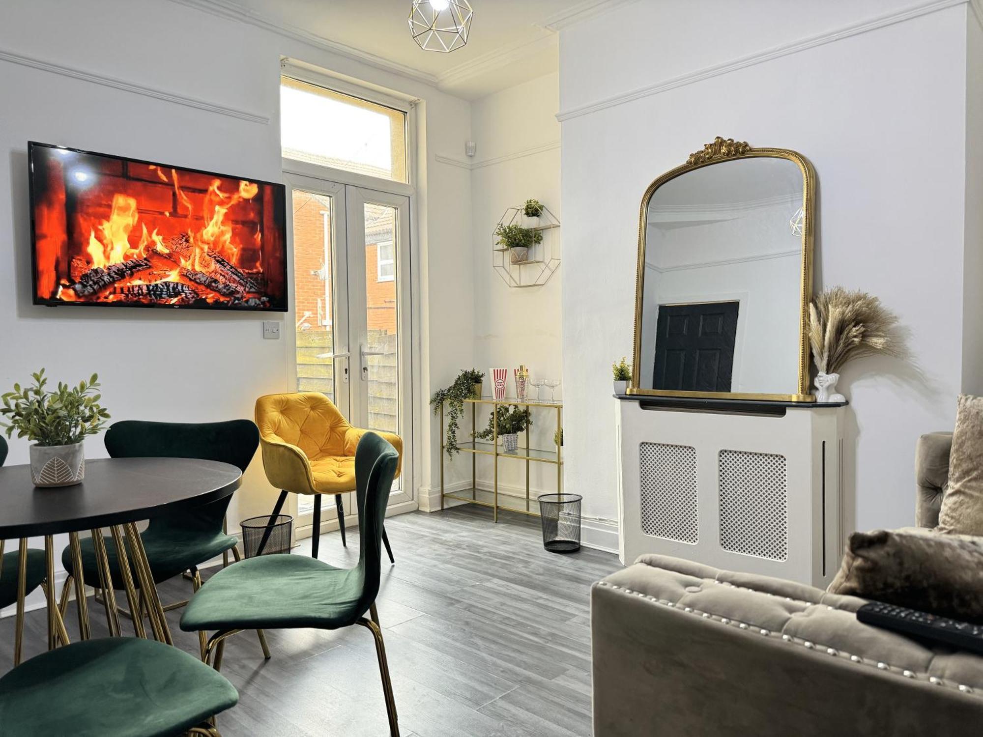 4 Bedroom Anfield House, 7 Beds, Free Parking, Garden - 5 Mins To Lfc, 15 Mins To Centre Holiday home *