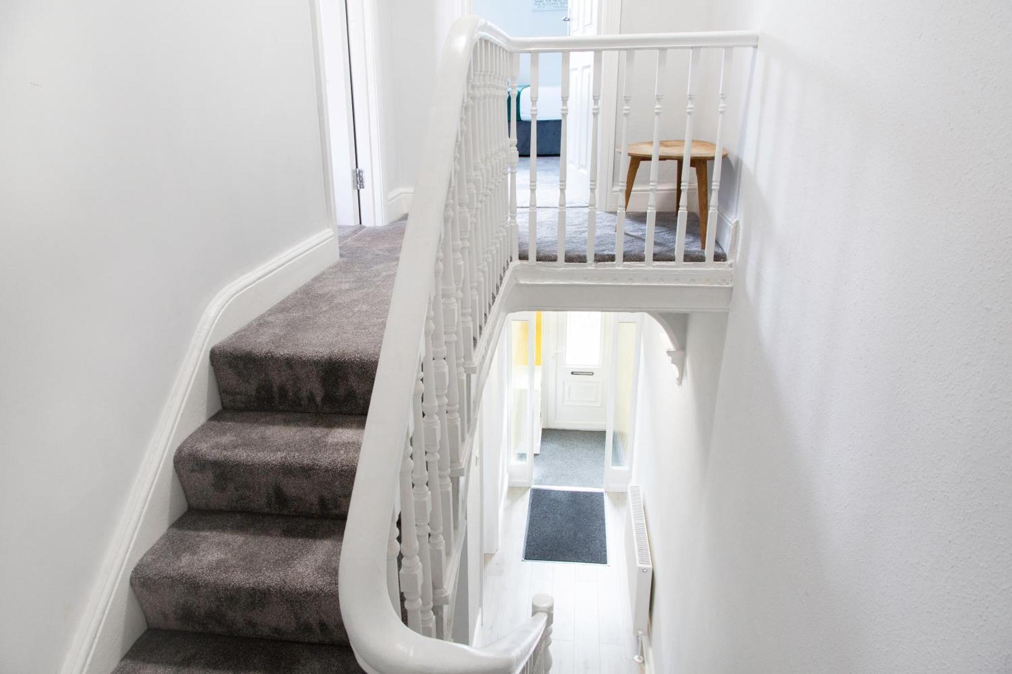 4 Bedrooms Spacious House With 2 Bathrooms Free Parking - Sleeps Up To 10 Guests Holiday home Liverpool