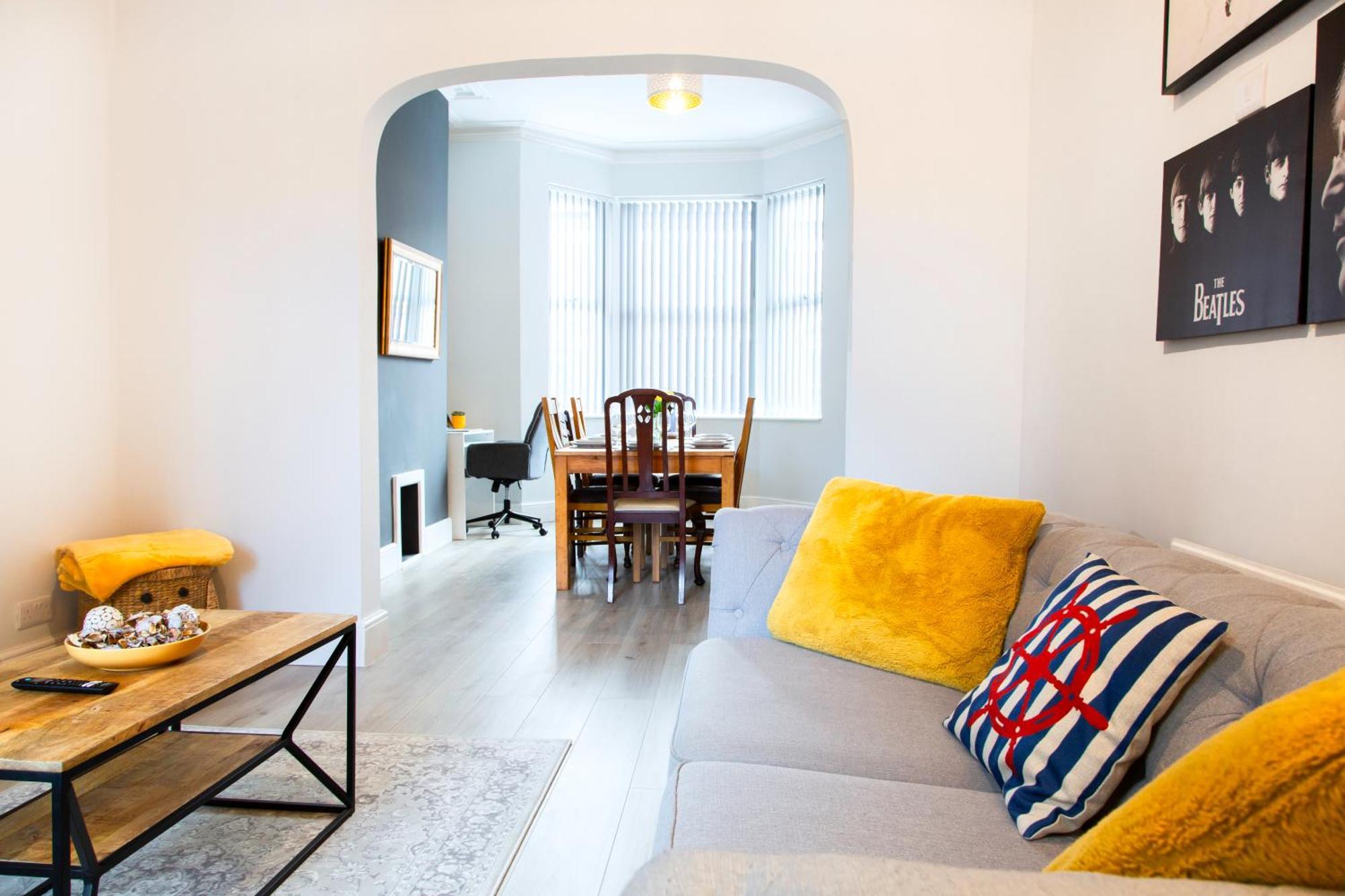 Holiday home 4 Bedrooms Spacious House With 2 Bathrooms Free Parking - Sleeps Up To 10 Guests *