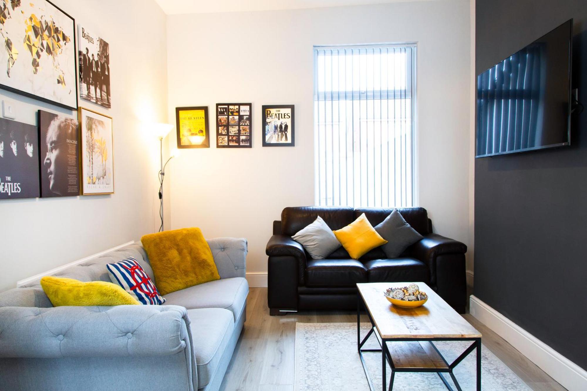 4 Bedrooms Spacious House With 2 Bathrooms Free Parking - Sleeps Up To 10 Guests Holiday home