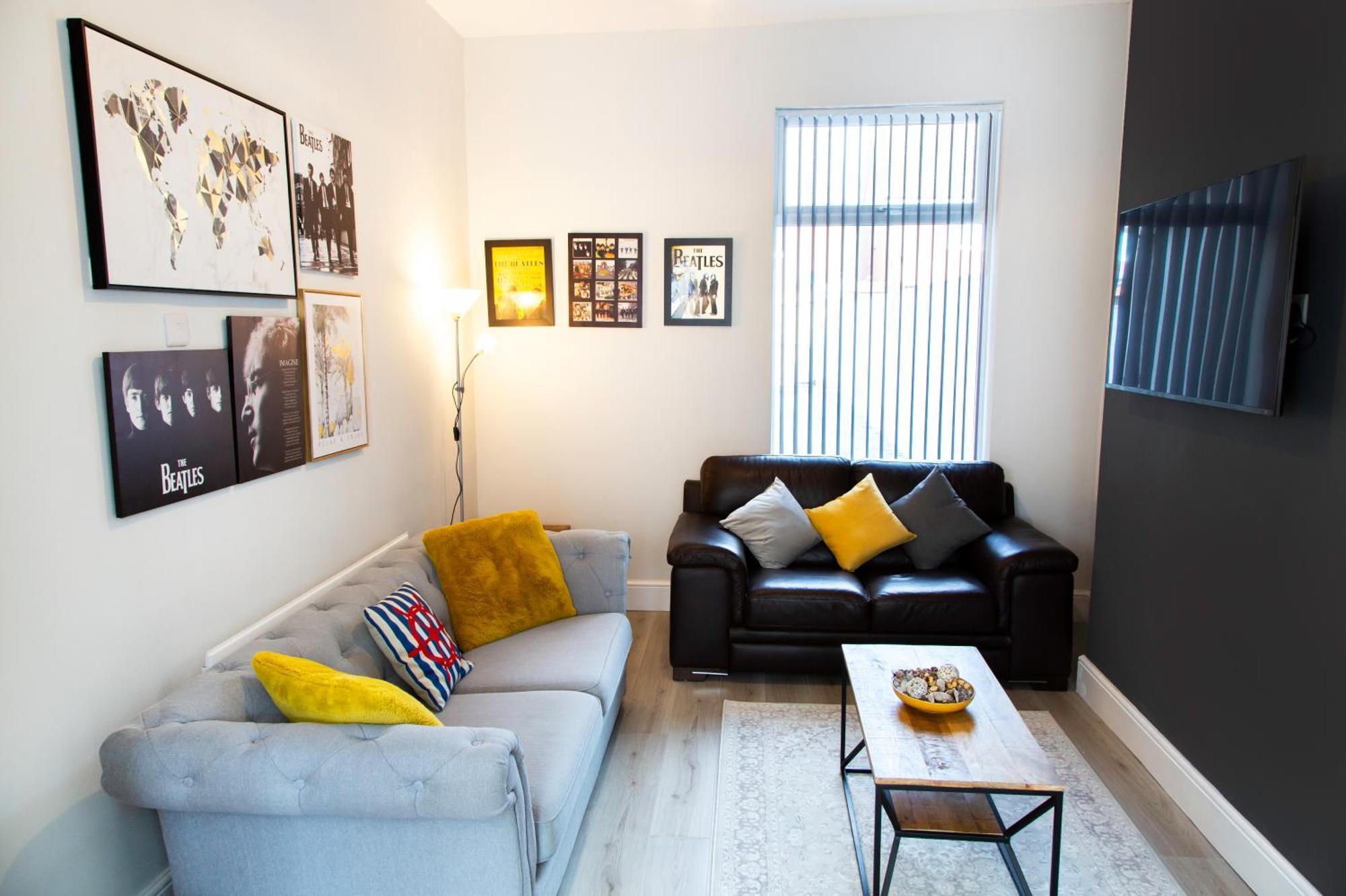 4 Bedrooms Spacious House With 2 Bathrooms Free Parking - Sleeps Up To 10 Guests Holiday home *
